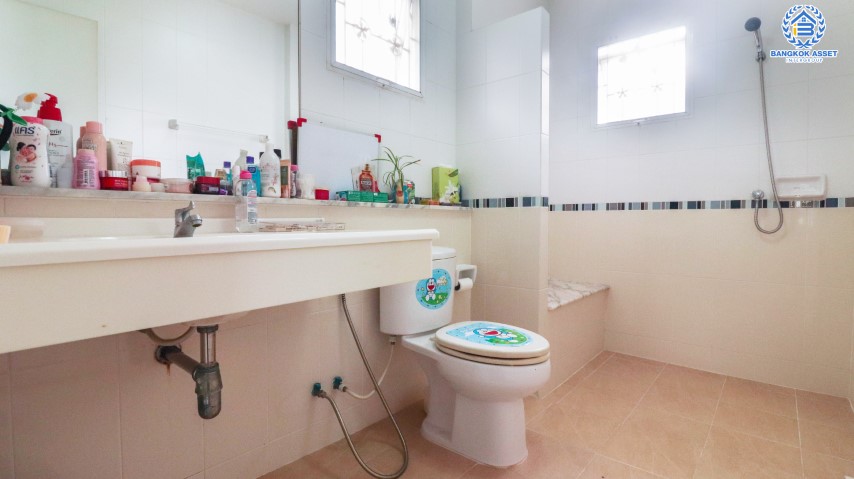 บ้านเดี่ยวมือสองนนทบุรี ม.ชวนชื่น โมดัส แจ้งวัฒนะ สุดคุ้ม! กับบ้านหลังใหญ่ ตกแต่งพร้อมอยู่ พื้นที่กว่า 52.3 ตร.ว. ฟังก์ชัน 3 นอน 3 น้ำ 2 ที่จอดรถ บรรยากาศเงียบสงบ เป็นส่วนตัว บนทำเลหายาก! ใกล้เซ็นทรัลแจ้งวัฒนะ ทางด่วนแจ้งวัฒนะ และเมืองทองธานี รองรับรถไฟฟ้าสายสีชมพู "สถานีเลี่ยงเมืองปากเกร็ด"...